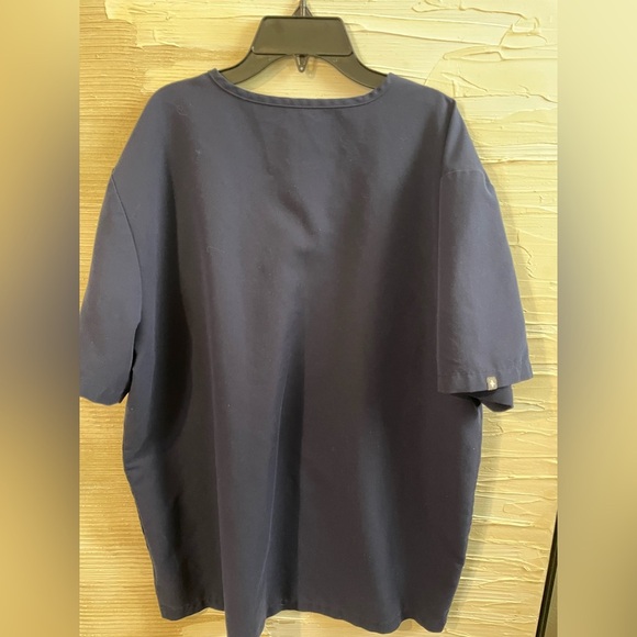 FIGS Leon Three-Pocket Scrub Top - Picture 4 of 6